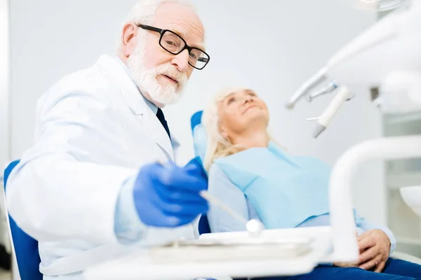 有经验的牙医预约的病人 — 图库照片
