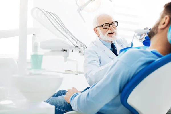 Professioneller Stomatologe mit falschen Zähnen — Stockfoto