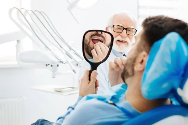 Primer plano del paciente en los dentistas — Foto de Stock