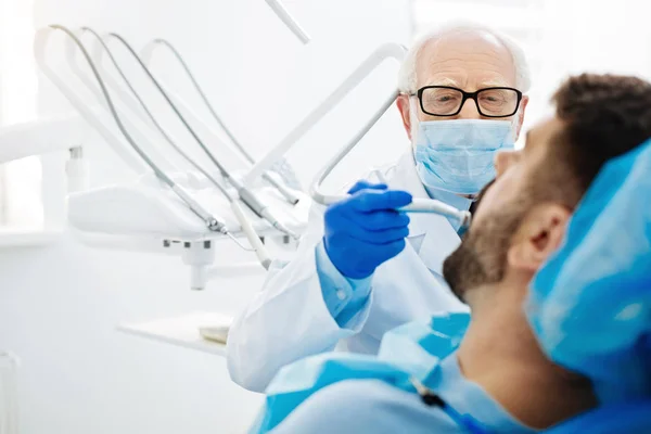 Koncentrált fogorvos folyamatban van a fogak gyógyítására — Stock Fotó