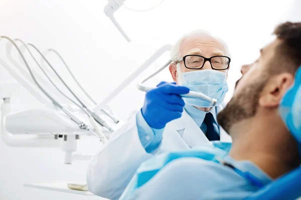 Primer plano del dentista positivo con la máscara — Foto de Stock