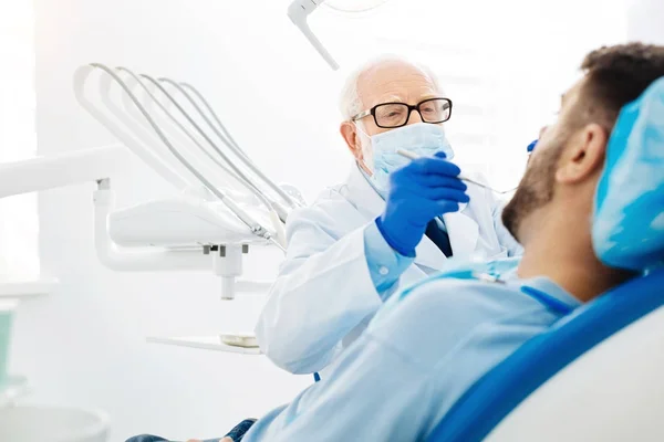 Yetenekli stomatologist diş aletleri kullanarak — Stok fotoğraf