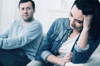 Aile içinde mutsuz hissediyorum endişeli esmer