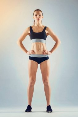 Ciddi sporcumuz kalça silah ile poz