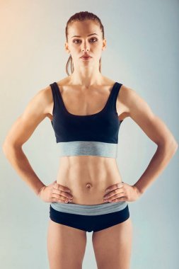 Sporcumuz doğaüstü güzellik kameraya seyir spor giyim