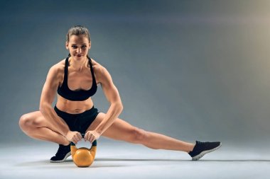 Dost görünümlü kas kız kettlebell ile poz