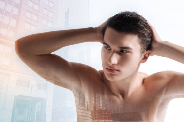 Kendini adam sağa bakan güvence verdi