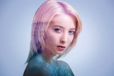 Çekici genç kadın kameraya güvenle arıyor