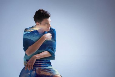 Yakışıklı beyefendi ciddi sorun hakkında düşünce odaklı