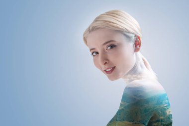 Bin yıllık kız kamera için poz gülümseyen