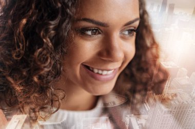 Süre oturan ve gülümseyen hoş genç bayan arıyorum memnun