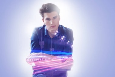 Güzel genç adam tren hakkında düşünme