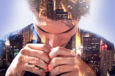 Güzel genç adam aşağı bakıyor