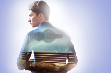 Güzel genç adam göl hayal