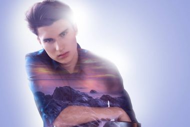 Hoş yakışıklı deniz hakkında düşünme