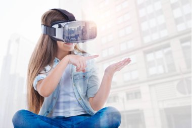 Güzel esmer kız Vr deneyimleri