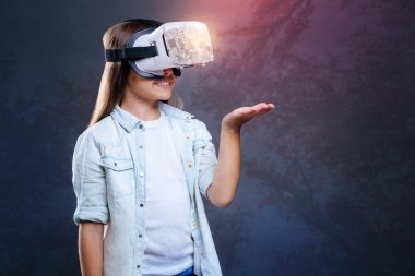 Sanal gerçeklik hayran esmer neşeli kız 