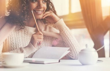 Bir kalem tutan neşeli güzel kadın