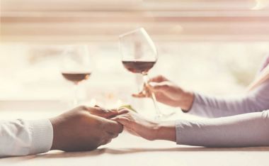 Onun kız arkadaşı bir ele sahip güzel hoş adam