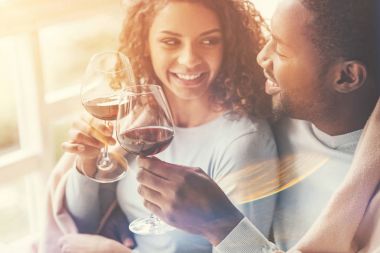 Bir bardak şarap tutan oldukça neşeli kadın