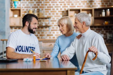 Sosyal görevli yaşlı bir çift için yeni tedavi tavsiye gülümseyen