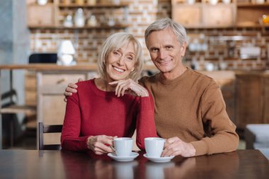 Birlikte vakit ise gülümseyen mutlu yaşlı çift