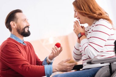 adam neşeli bir Engelli kadın için bir teklif yapma