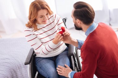 Adam neşeli bir Engelli kadına evlenme teklif