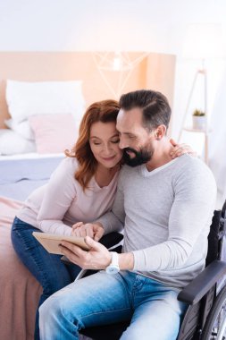 Gülümseyen kadın Engelli bir adam sarılma