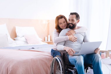 kadın Engelli erkeğini sarılma