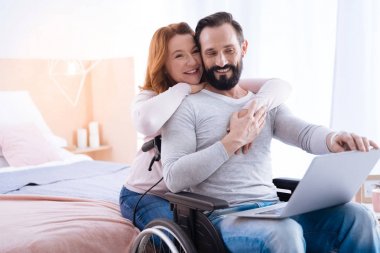 kadın felç erkeğini ile sarılma