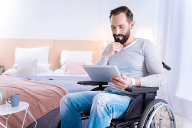 Mutlu devre dışı tablet kullanma ve gülümseyen adam