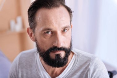 Konsantre gri gözlü adam orta yaş