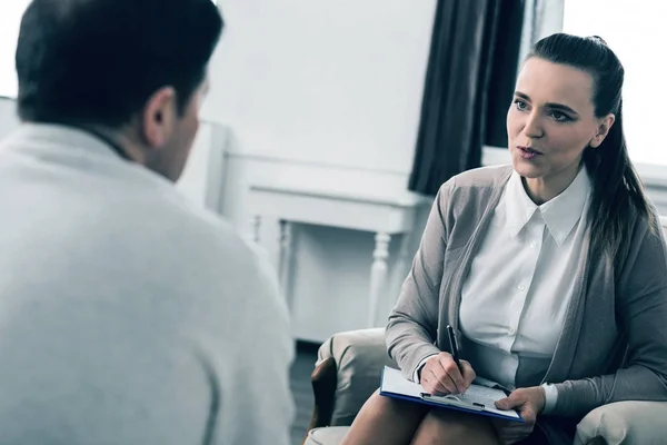 Attentive psychologist consulting her patient — Stock Photo, Image