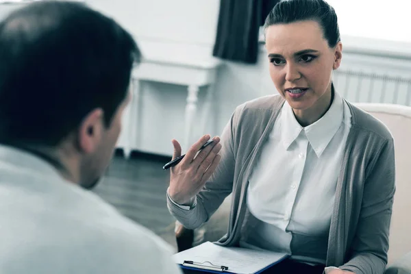 Terapeuta confiante conversando com seu cliente — Fotografia de Stock