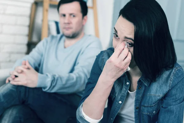 Mujer infeliz limpiando sus lágrimas — Foto de Stock