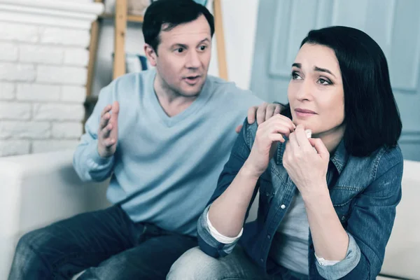 Mujer trastornada soñando con una gran familia — Foto de Stock