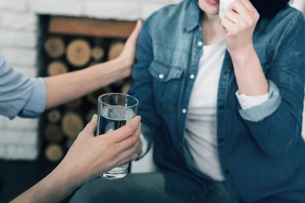 Close up of female hand that holding glass with water — Stock Photo, Image