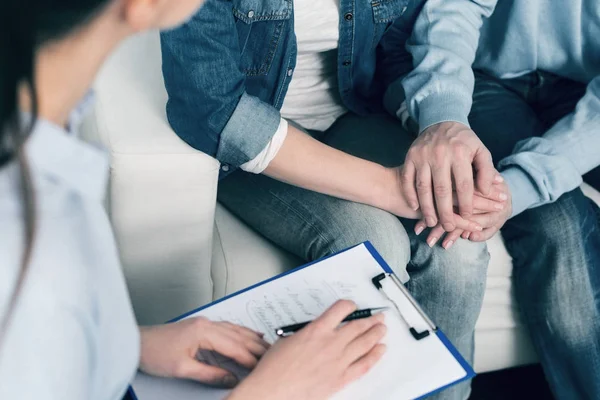 Besorgtes Paar hält Händchen — Stockfoto