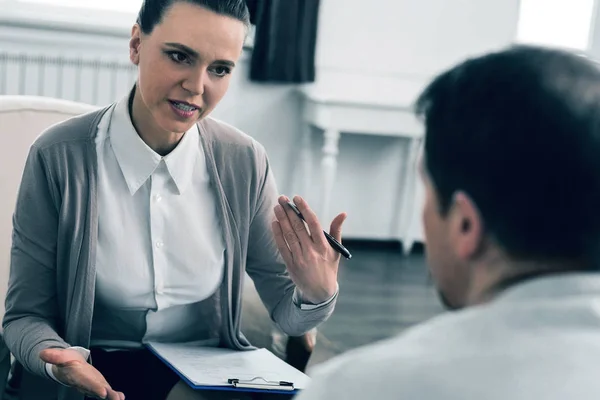 Psicologo competente che parla con il suo paziente — Foto Stock