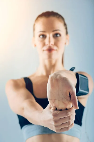 Positivo mente jovem morena aquecendo antes do treinamento — Fotografia de Stock