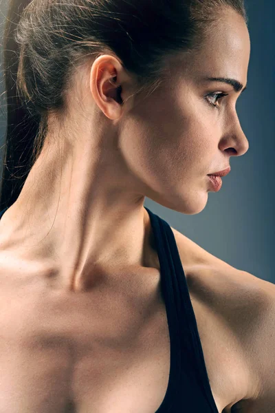 Retrato de joven morena deportiva mirando hacia otro lado — Foto de Stock