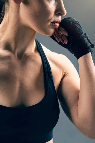 Close up de boxeador feminino vestindo envoltórios de pulso preto — Fotografia de Stock