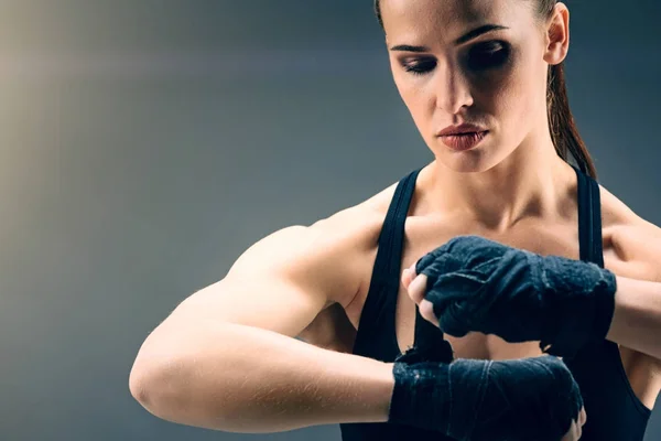 Scalato sguardo su belle mani di avvolgimento pugile femminile — Foto Stock