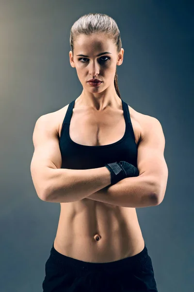 М'язиста спортивна дама позує з схрещеними руками — стокове фото