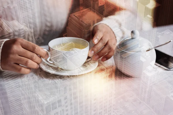 Grote witte kop met hete thee permanent op de tafel in de buurt van de suikerpot — Stockfoto