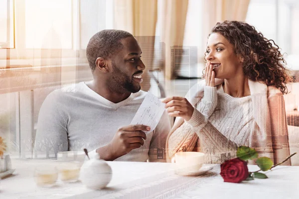 Nahaufnahme eines hübschen Mädchens, das überrascht wird — Stockfoto