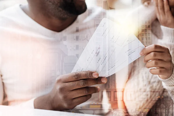 Primer plano de los billetes de avión en manos de una hermosa pareja — Foto de Stock