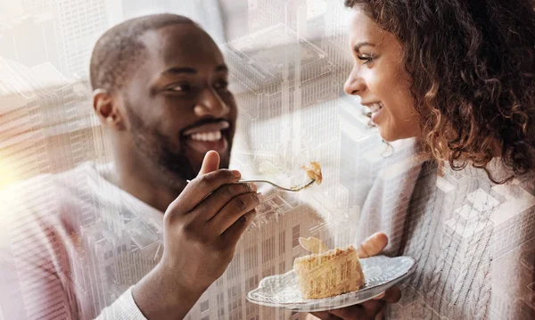 Casal otimista comendo saborosa sobremesa no café — Fotografia de Stock