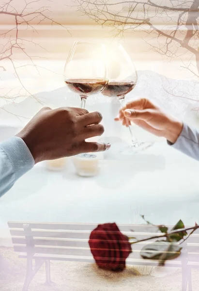 素敵なカップルの手でワイングラスのクローズ アップ — ストック写真